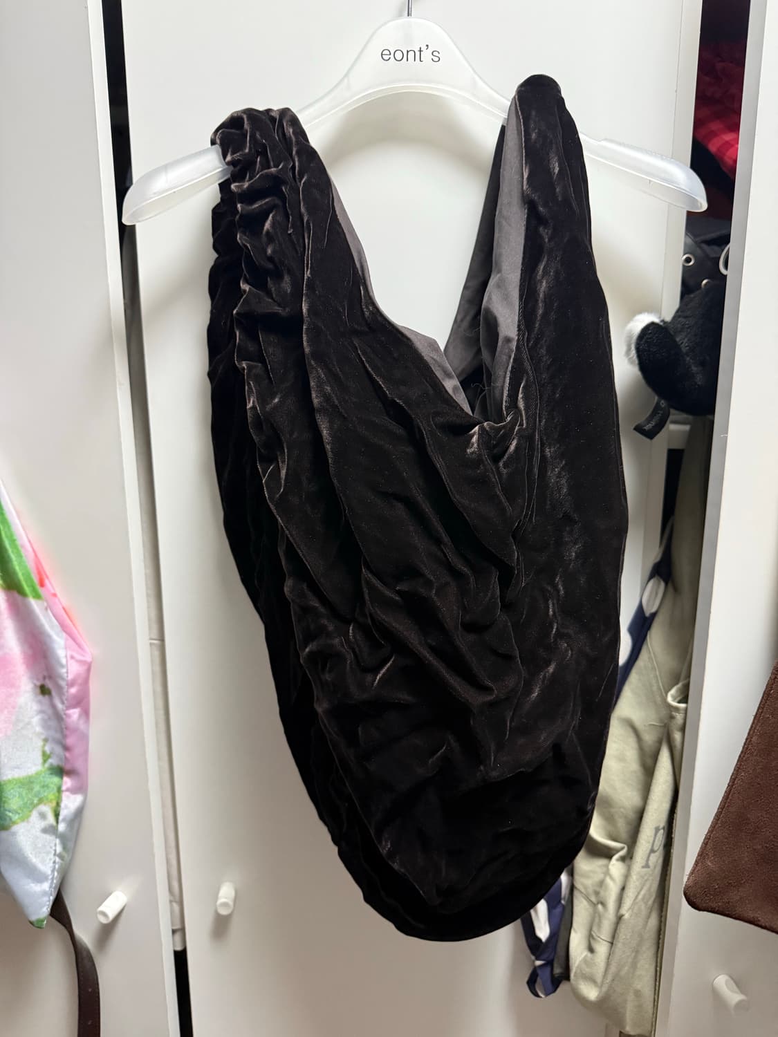 아모멘토 벨벳 셔링 도트백 상품이미지3