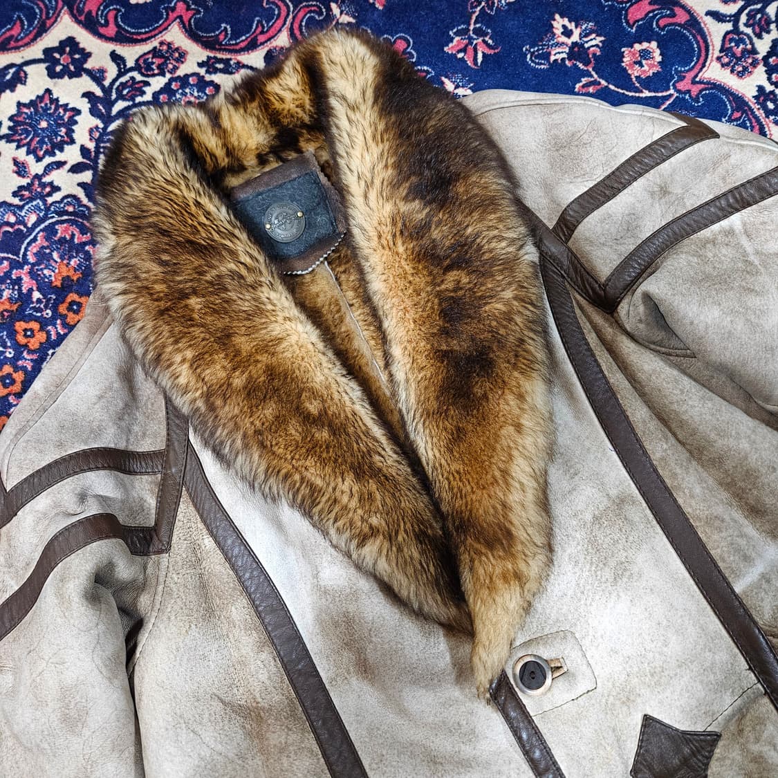 모플로비즈 90's 램스킨 사이드 라인 3버튼 무스탕 코트 상품이미지5