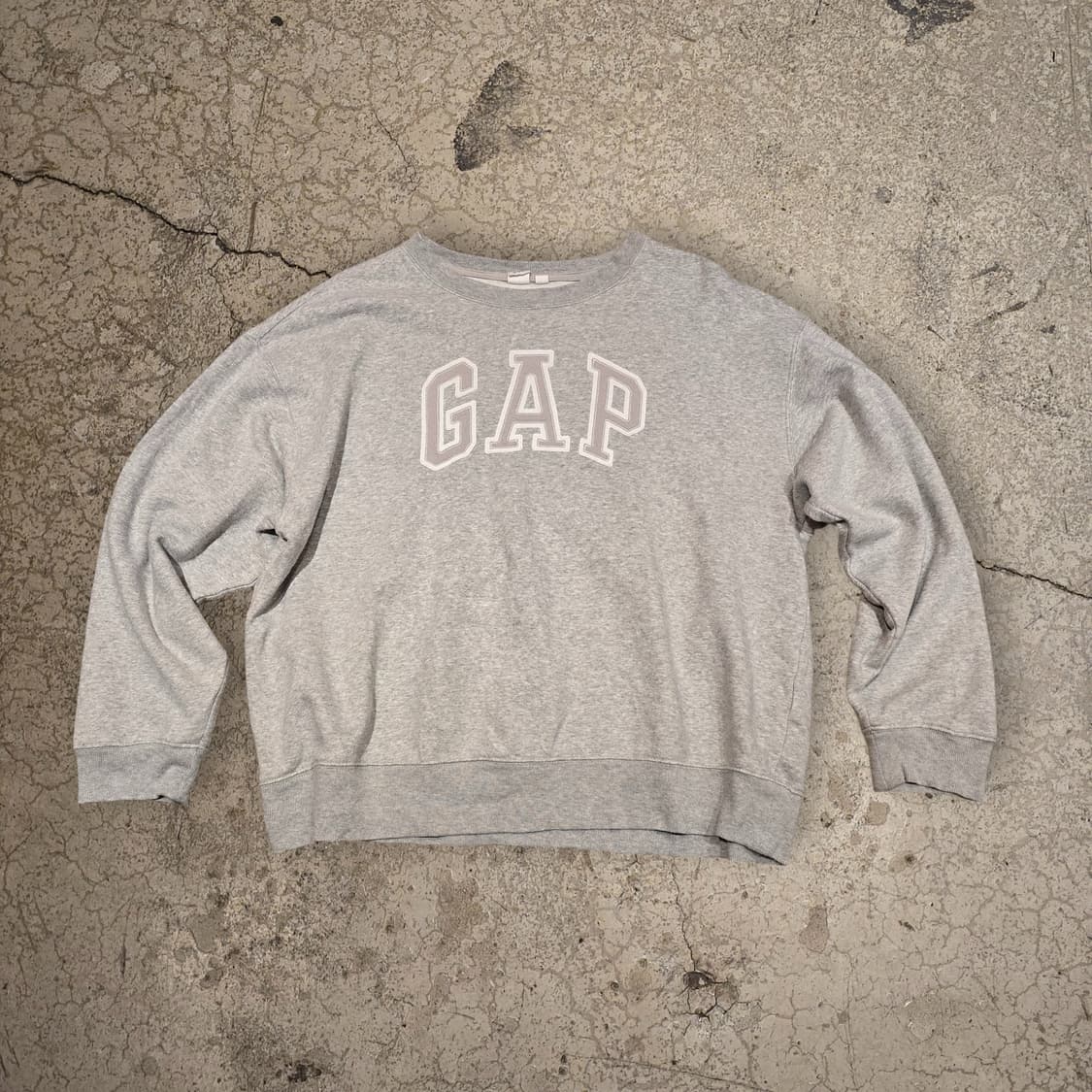 GAP 크롭 오버핏아치형 로고 크루넥 스웨트 셔츠 상품이미지1