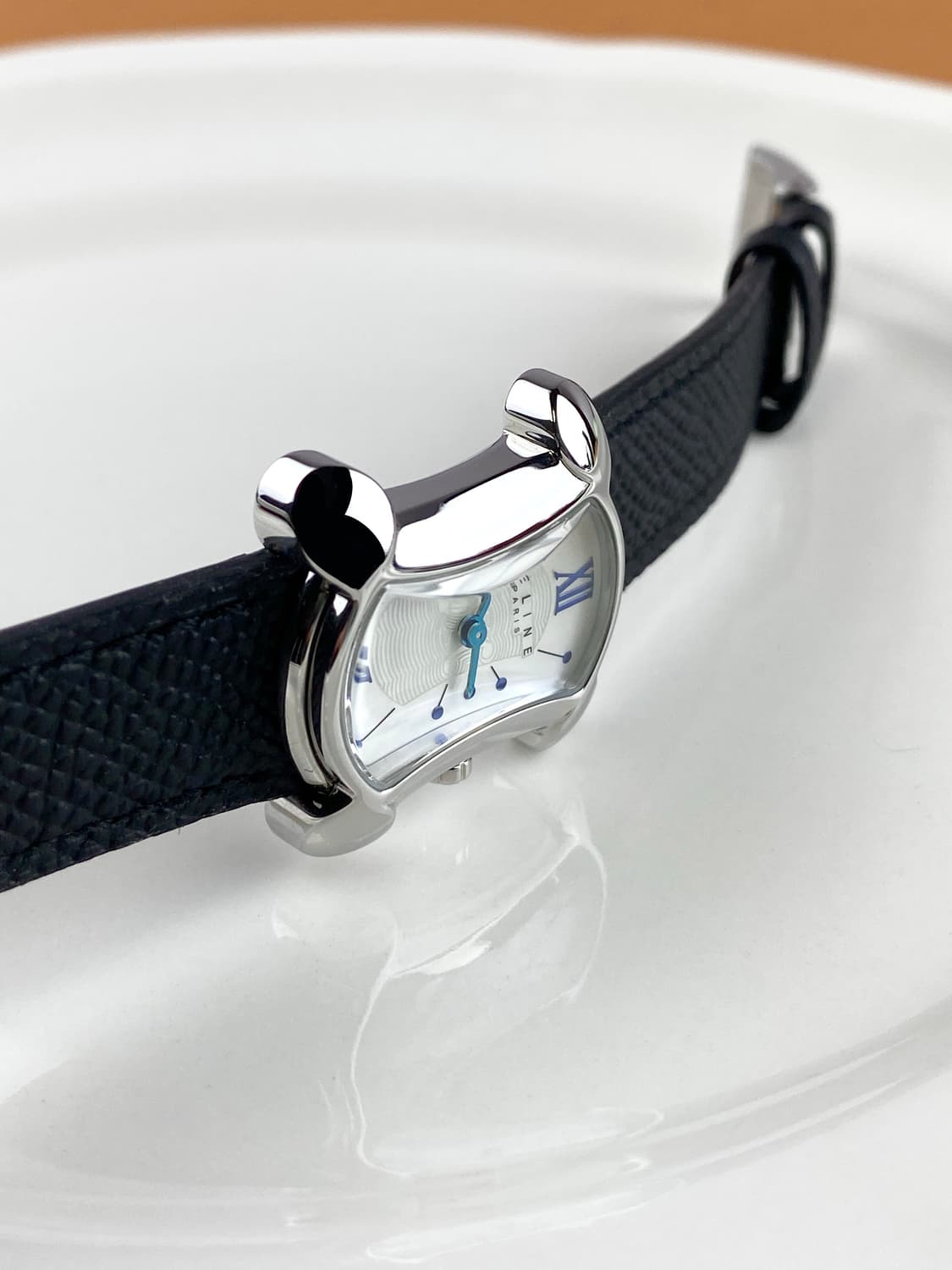 CELINE macadam white shell watch 상품이미지4