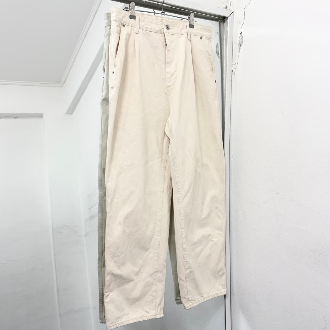 러프사이드 드레이프 데님 팬츠 에크루 상품이미지4