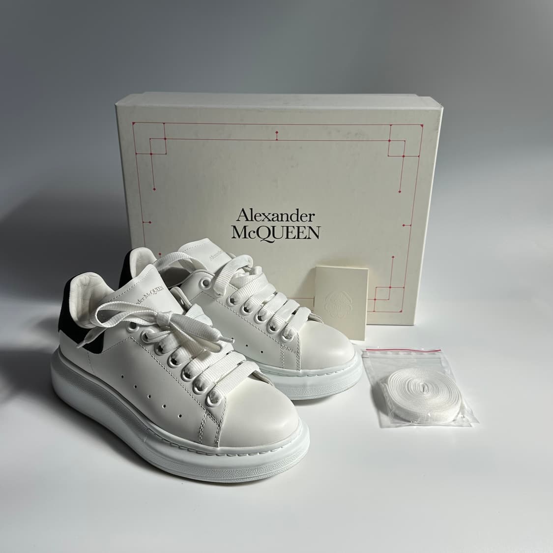 [새상품급/풀구성] 알렉산더 맥퀸 오버솔 스니커즈 37.5(245) 상품이미지1