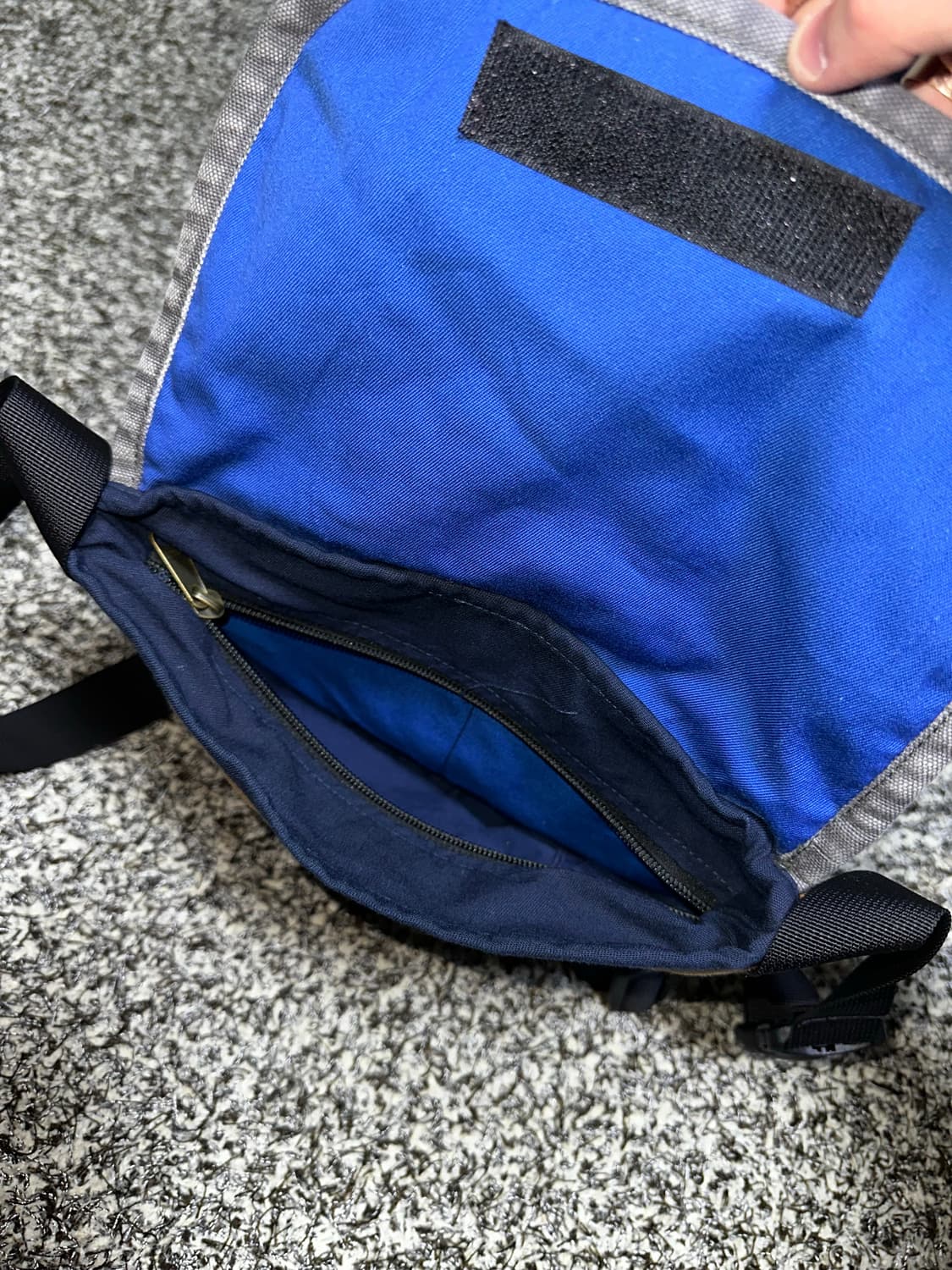 칼하트 크로스백 상품이미지2