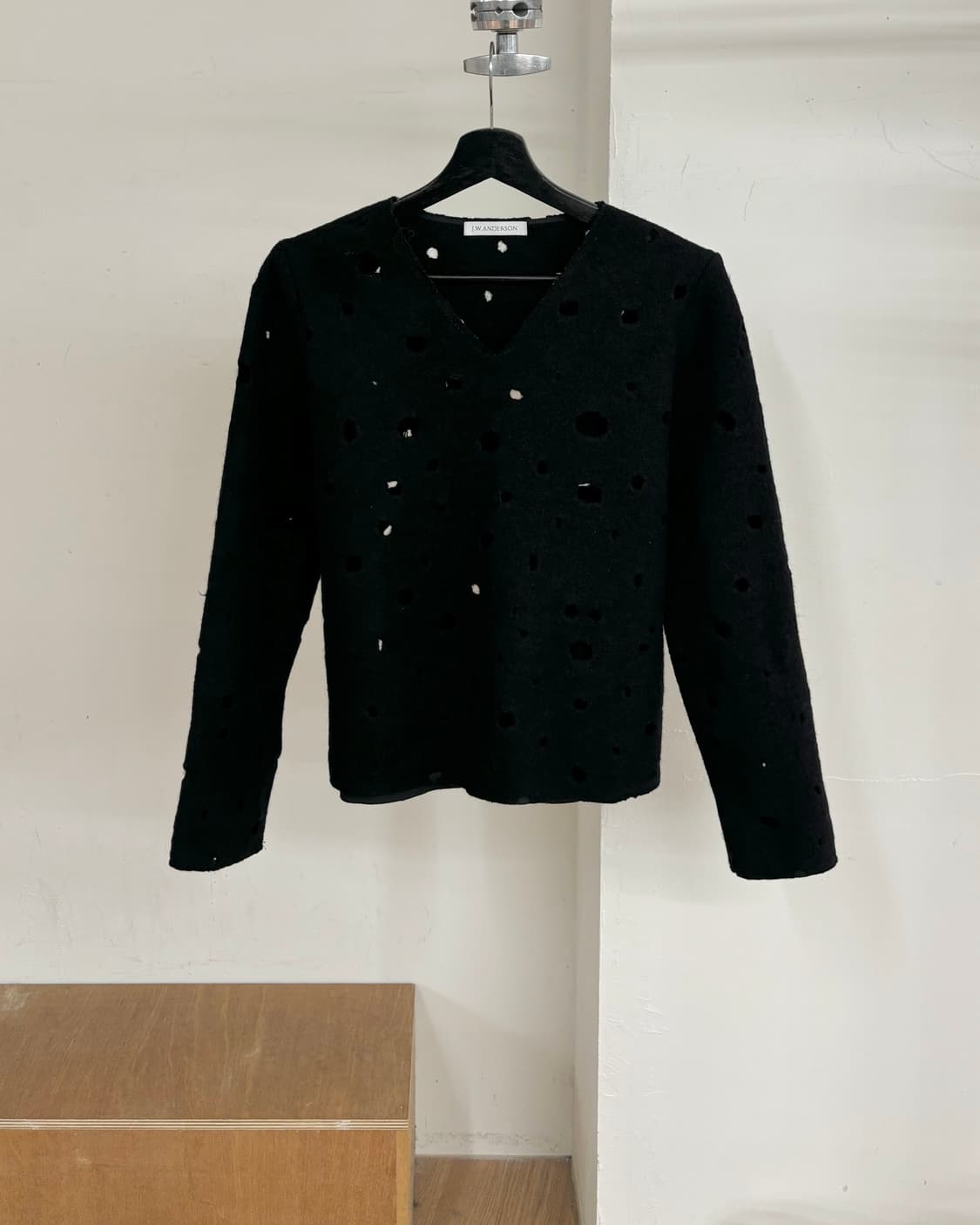 제이더블유앤더슨 블랙 디스트로이드 니트 상품이미지1