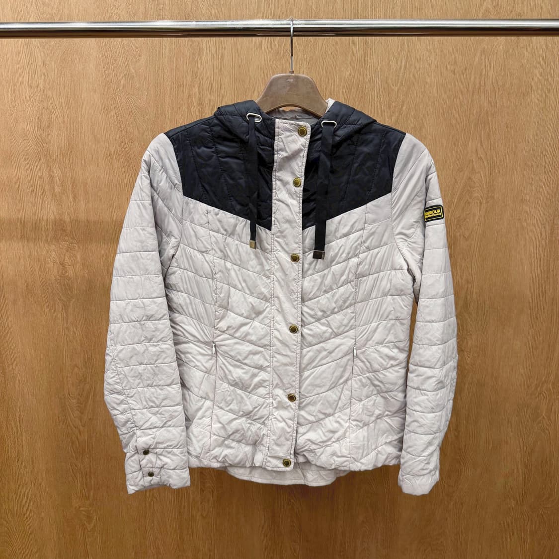 바버 후드 경량 패딩 배색 골드 로고 더블 포켓 디테일 라이트 그레이 상품이미지2