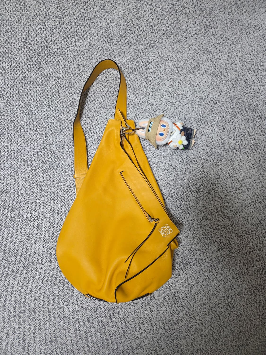 로에베 안톤백팩 겨자색 상품이미지1