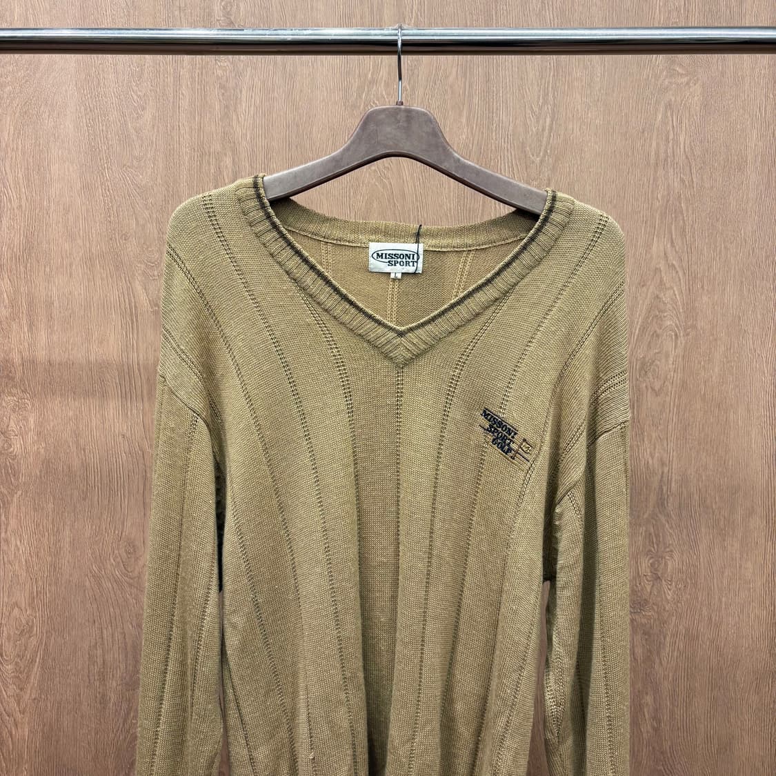 미쏘니 스포츠 브이넥 긴팔 니트 세로 립 패턴 로고 자수 디테일 베이지 상품이미지4