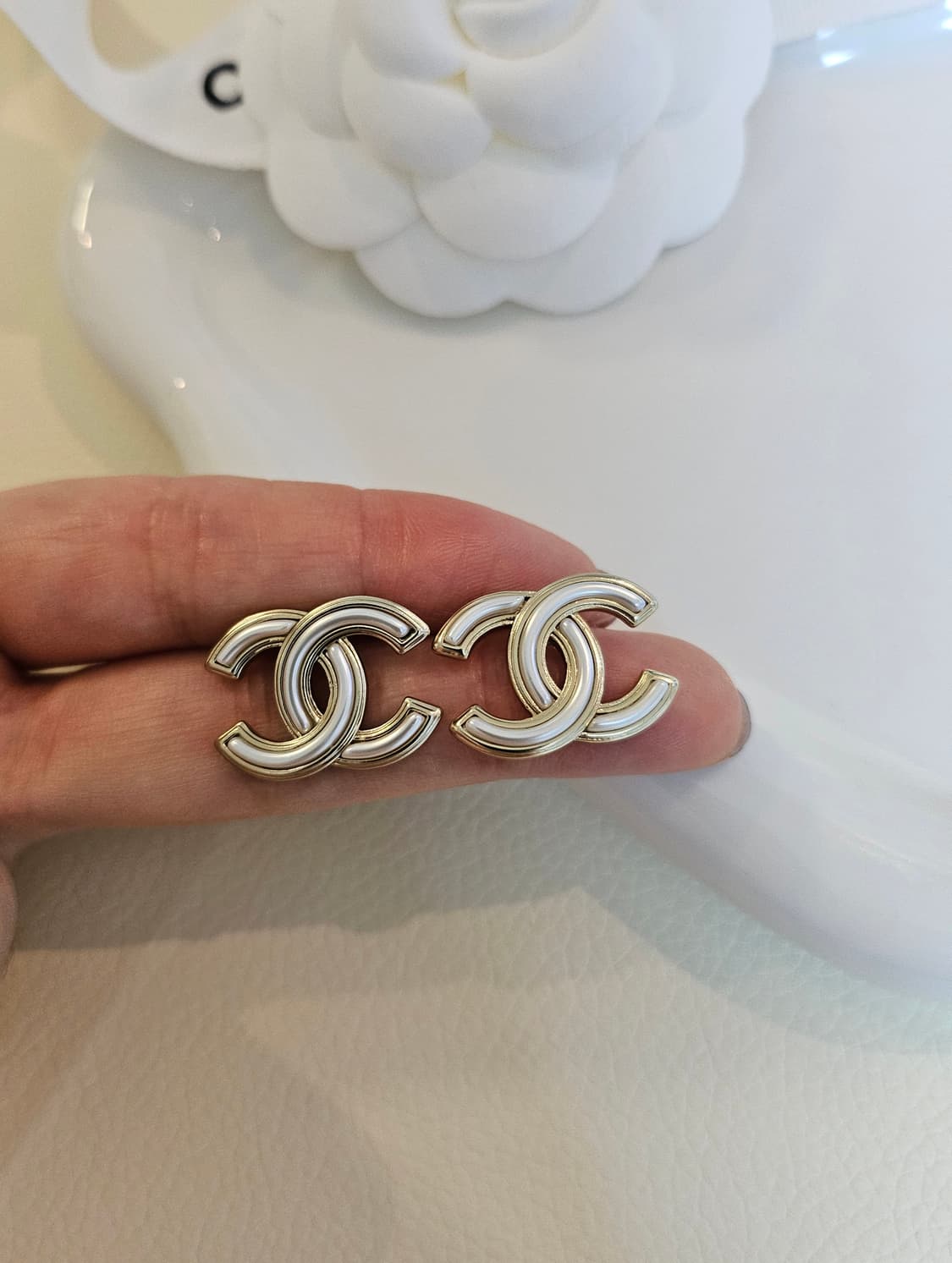 샤넬 화이트레진 금장CC 스터드 귀걸이 업사이클링 상품이미지4