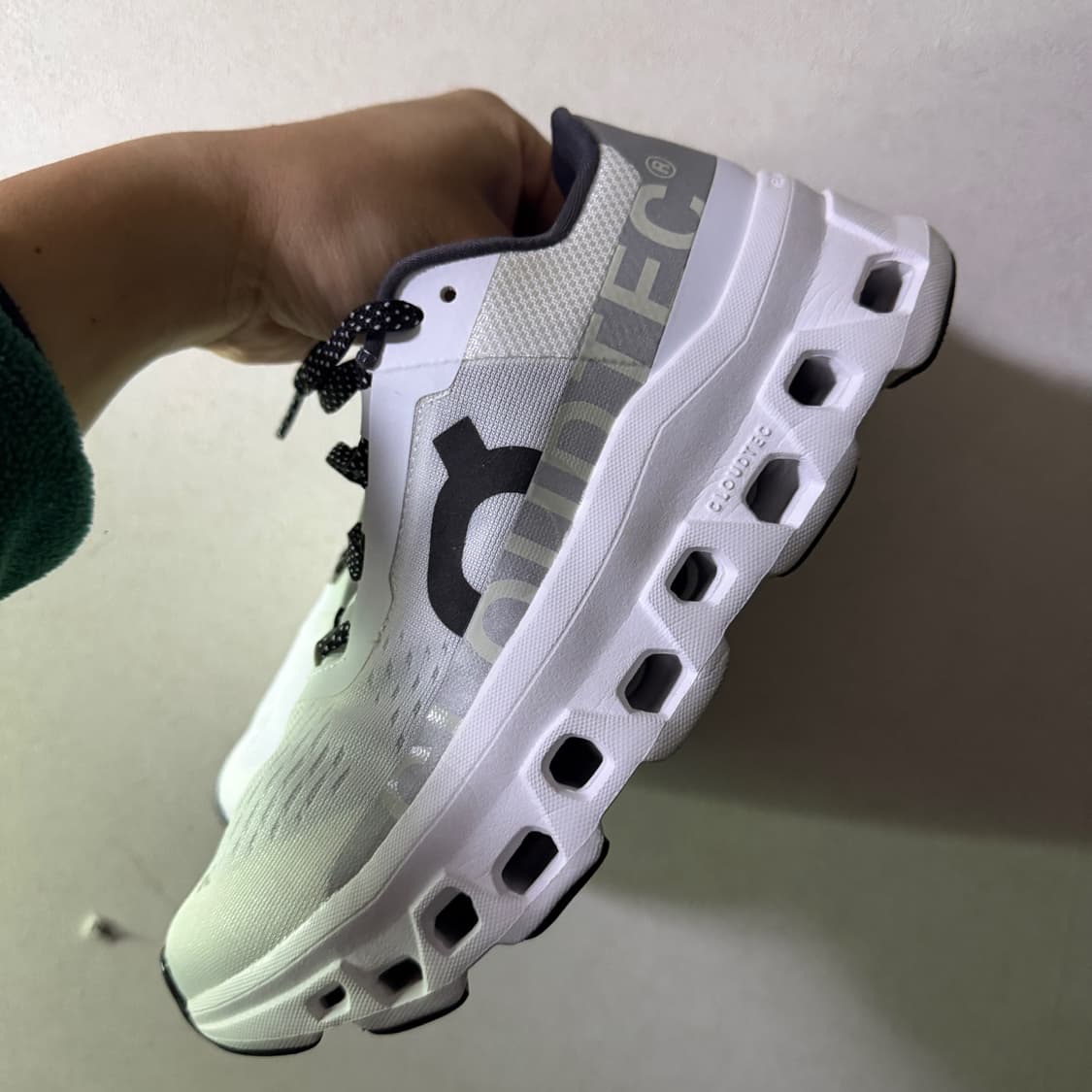 온 러닝 클라우드몬스터 언다이드 화이트 (235) 상품이미지8