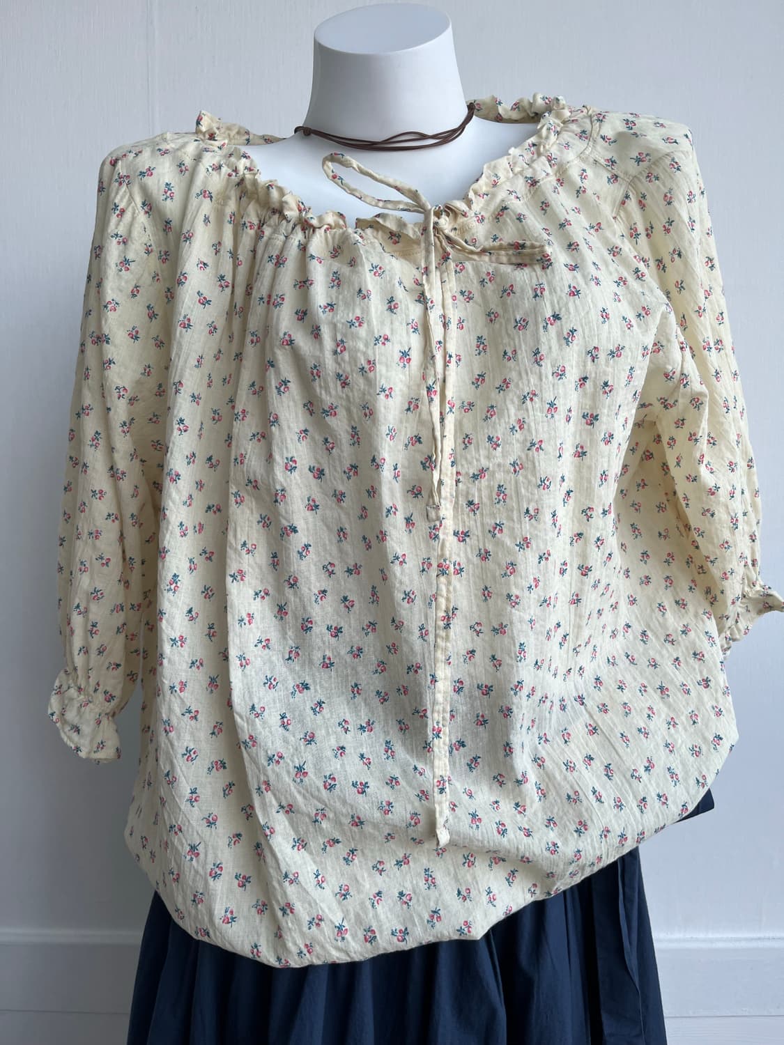 ONLY HUE 잔꽃 코튼 셔링 블라우스 상품이미지2