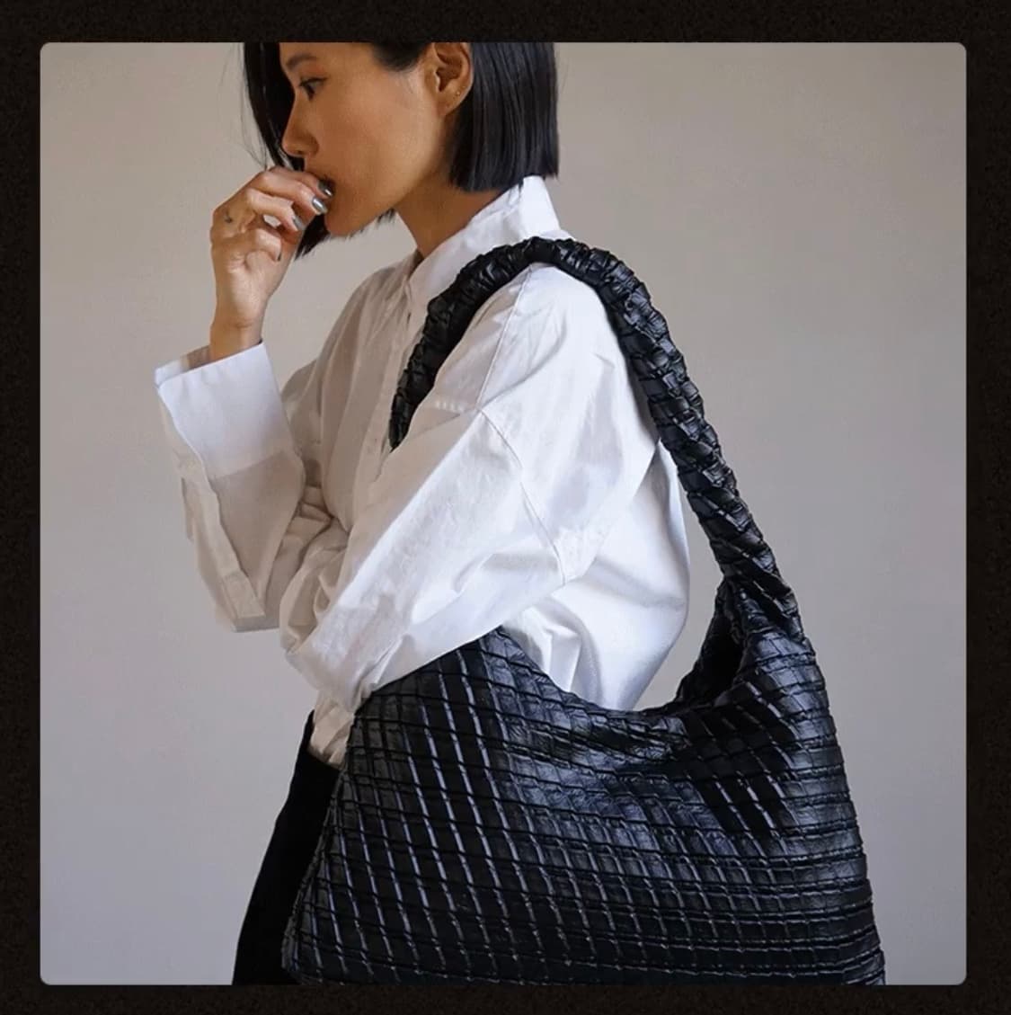 콰니 텍스쳐드 호보백 블랙 상품이미지2