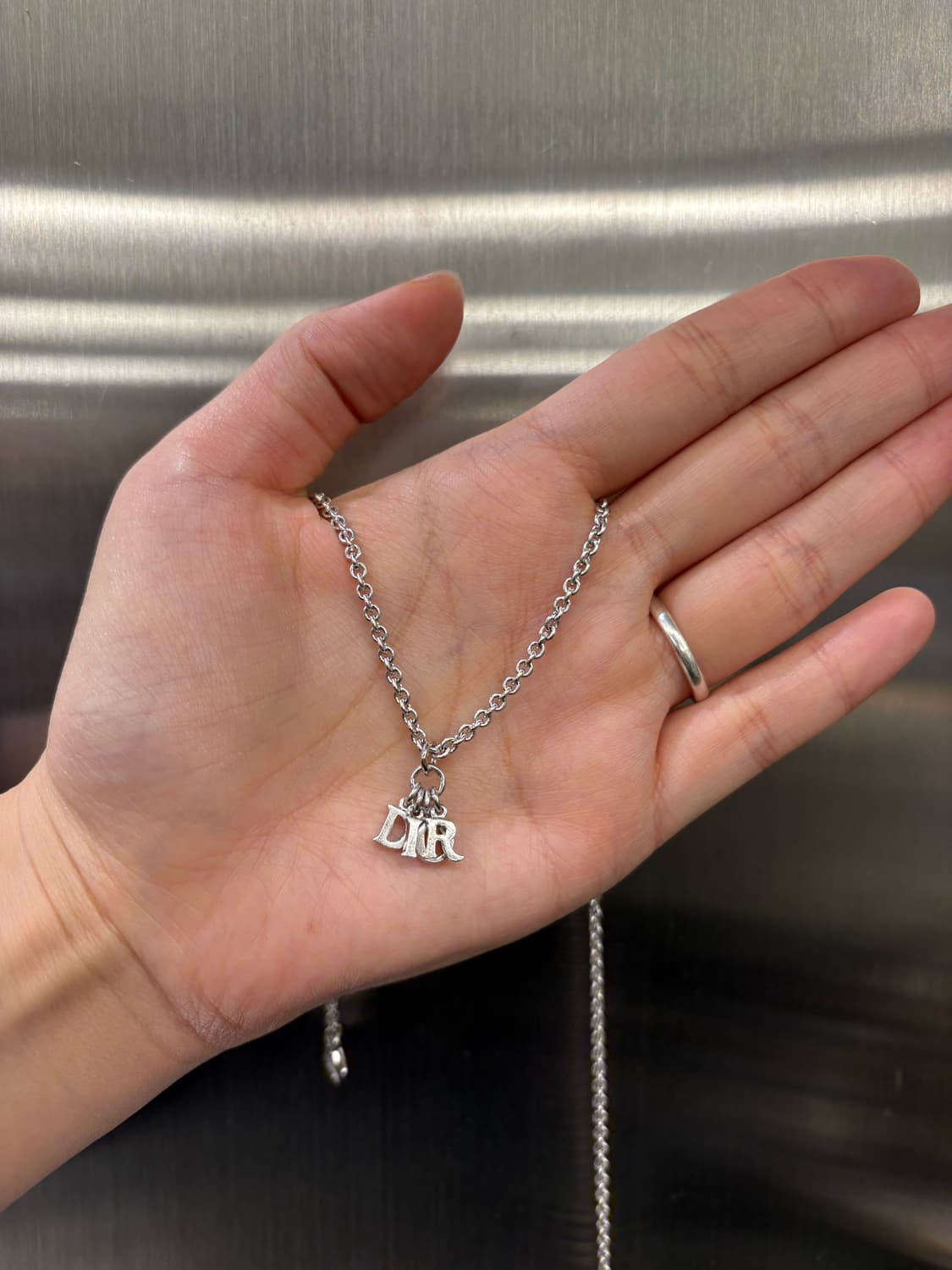 디올 레볼루션 은장 목걸이 상품이미지1