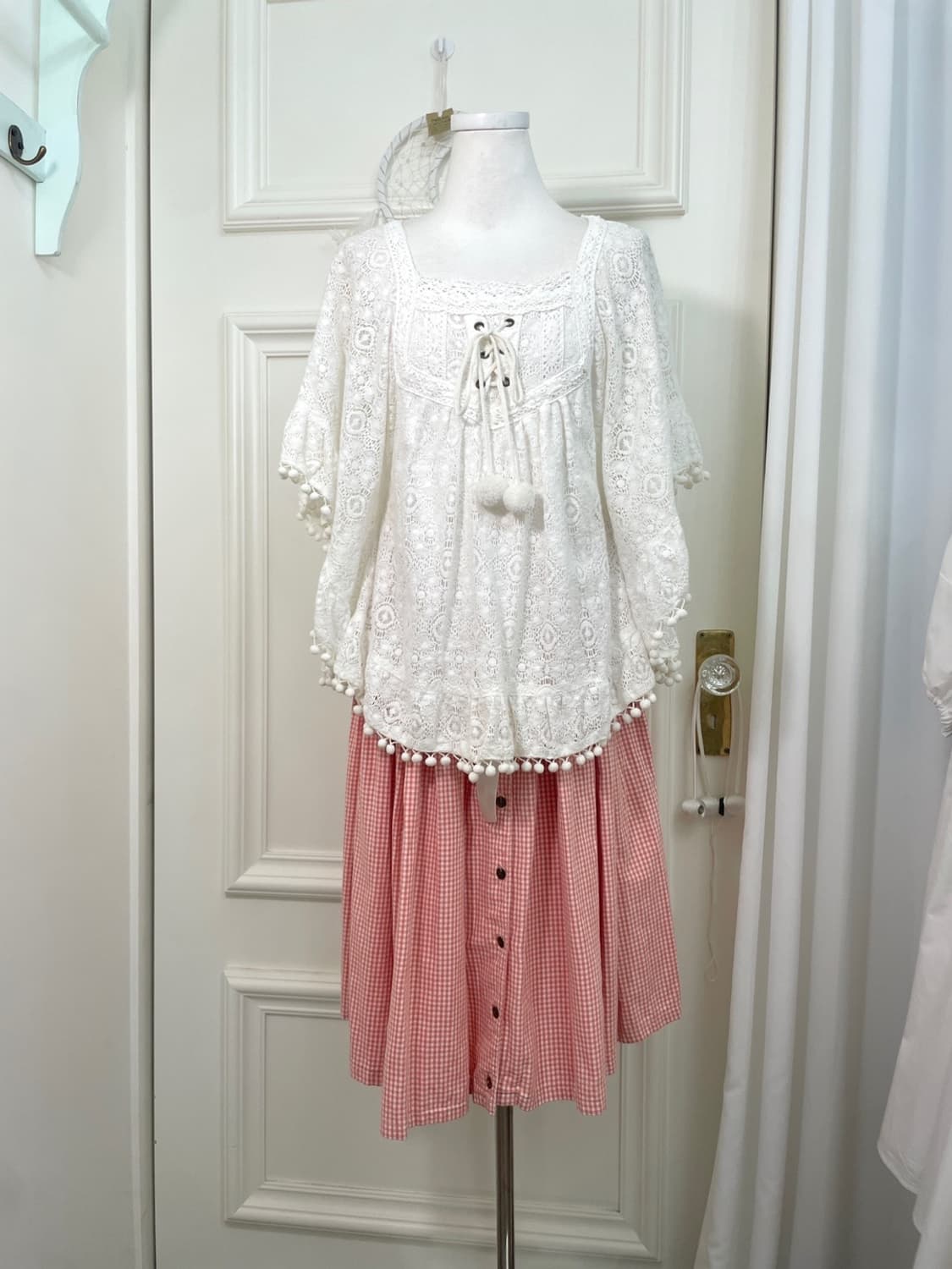 white lace cotton pompom blouse(size-M) 상품이미지2