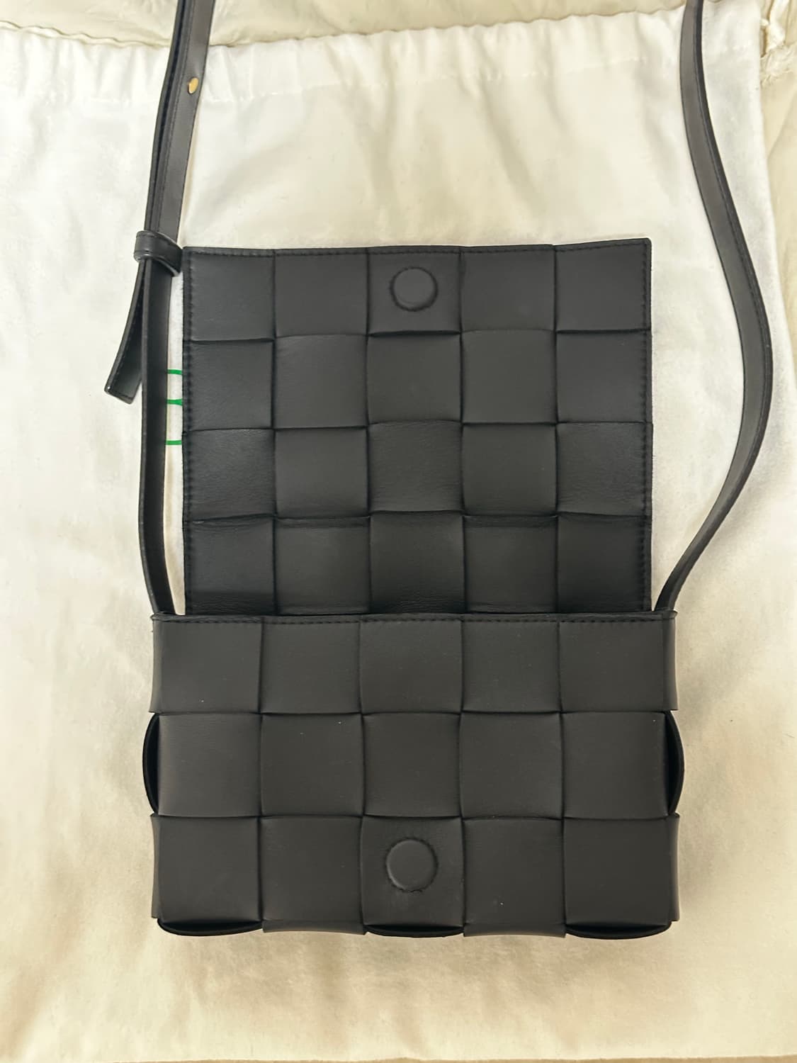 보테가베네타 카세트백 스몰 블랙 판매합니다 상품이미지3