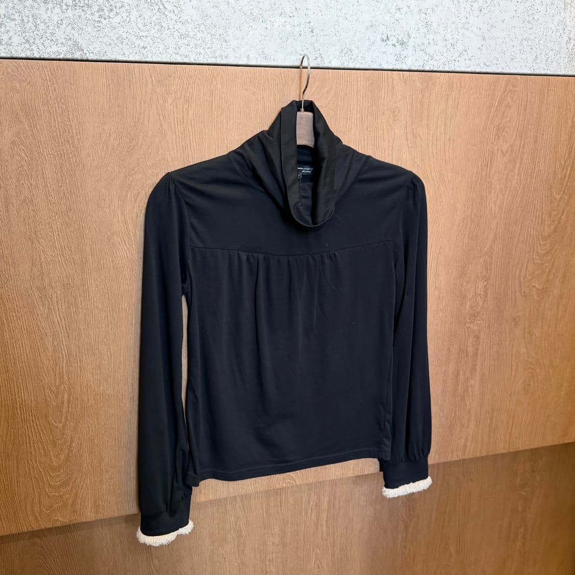 빈티지 터틀넥 롱슬리브 티셔츠 소매 보아 퍼 트리밍 디테일 블랙 상품이미지1