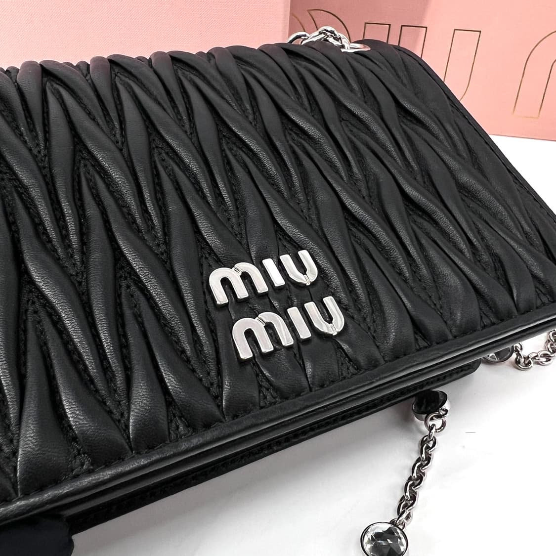 미우미우 마테라쎄 나파 레더 체인 숄더백 블랙 (5BP065) 상품이미지5