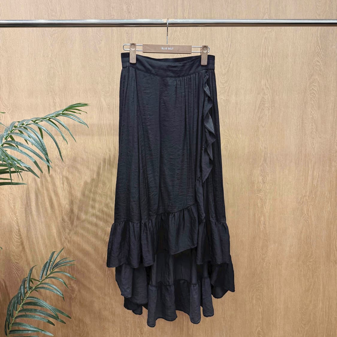 마쥬 언발란스 랩스타일 밴딩 롱 스커트 프릴 레이어드 디테일 블랙 상품이미지1