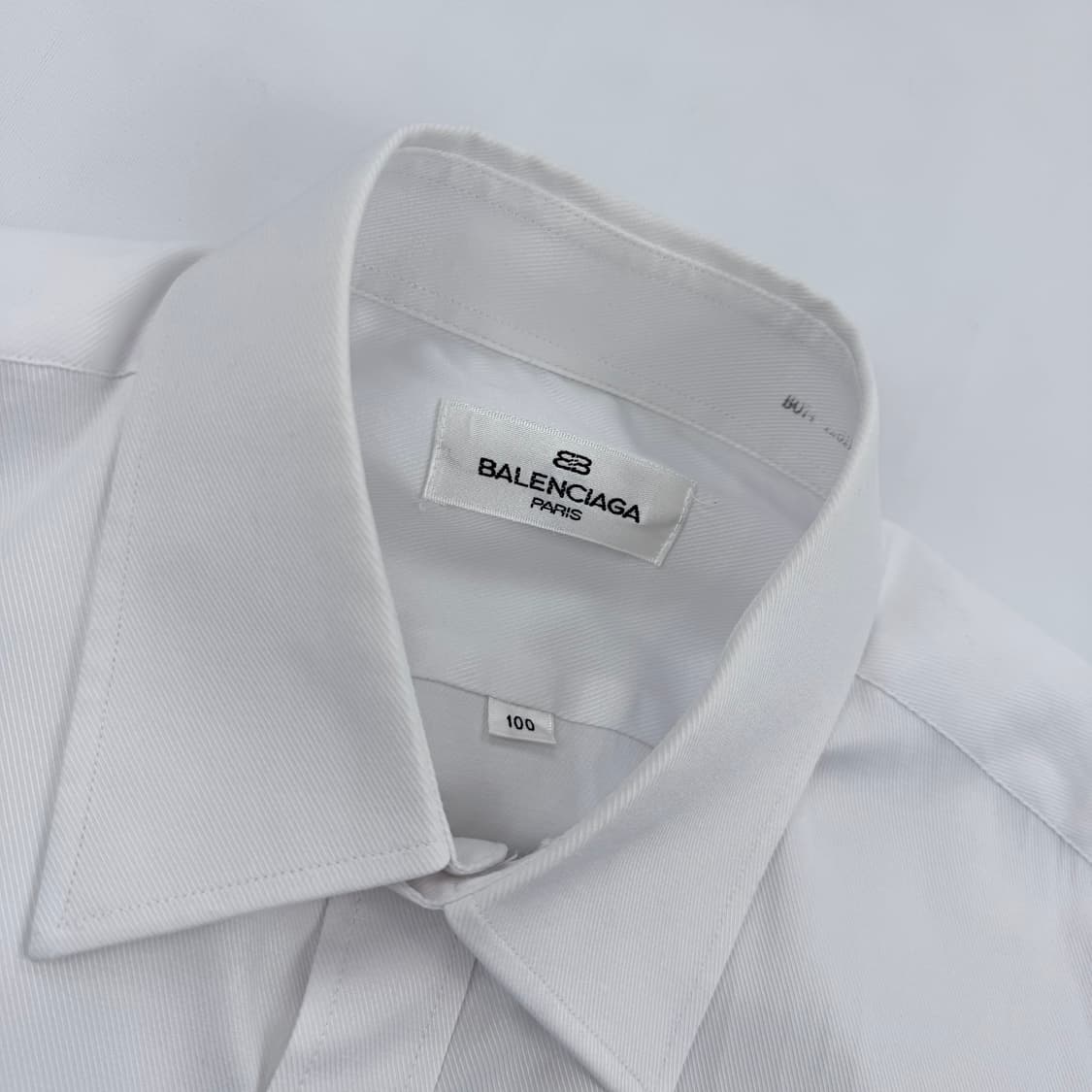 발렌시아가 자수로고 화이트 셔츠 상품이미지5
