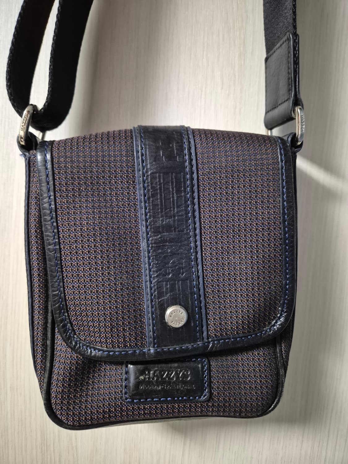 헤지스 남성 미니 크로스백 상품이미지3