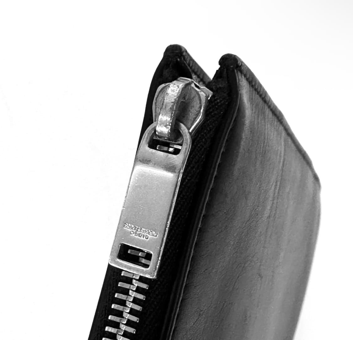 [OS] 생로랑 모노그램 레더 태블릿 홀더 파우치 클러치백 은장 블랙 상품이미지4