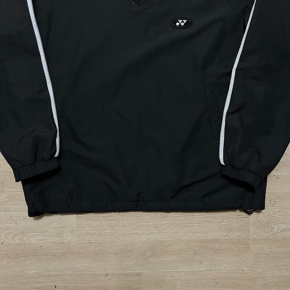 요넥스 사이드라인 테이핑 브이넥 바람막이 웜업 풀오버 [블랙] L/100 상품이미지3