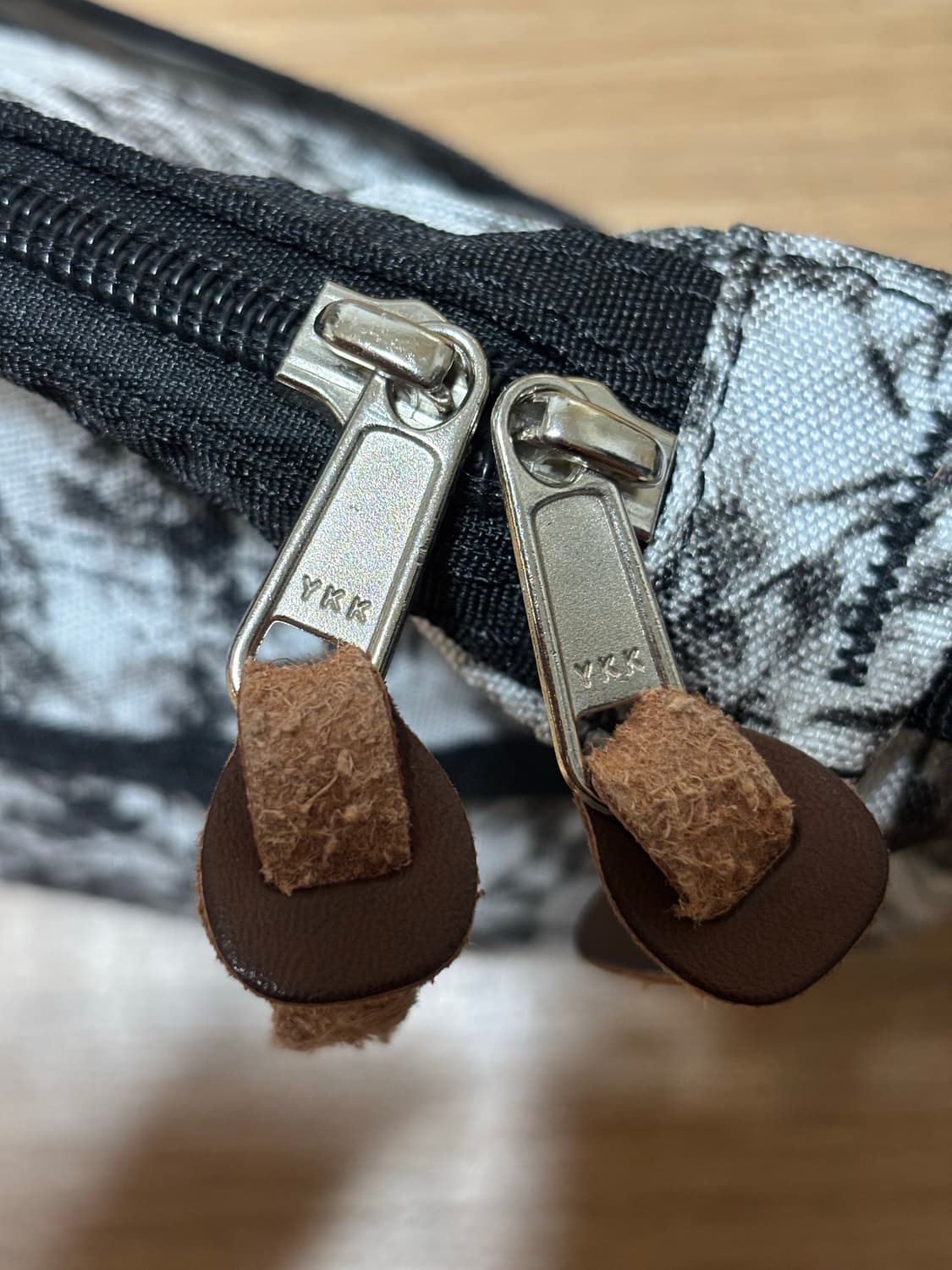 그레고리 반달 백 블랙 화이트 패턴 상품이미지3