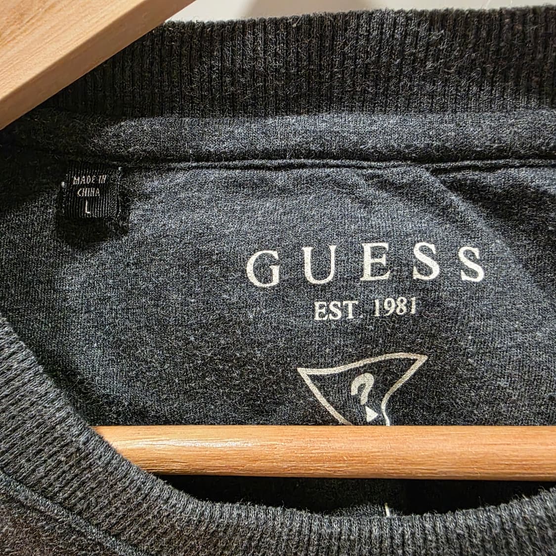 게스 빅 G 자수 로고 맨투맨 다크그레이 상품이미지2