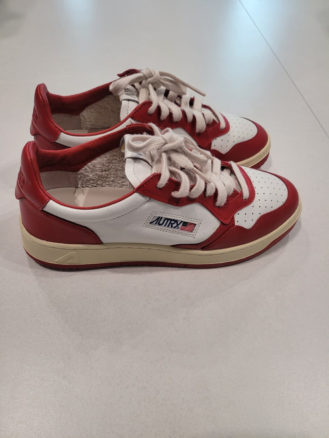 강렬한 존재감" 오트리 메달리스트 레드 범고래 (43사이즈)
 상품이미지1