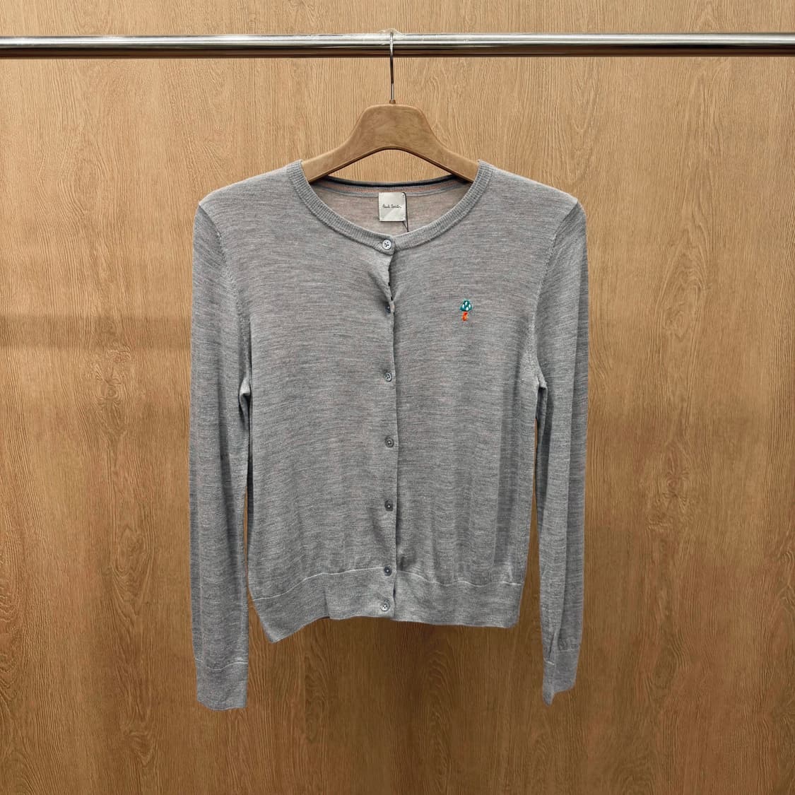 폴스미스 라운드넥 긴팔 울 니트 가디건 시그니처 자수 로고 디테일 그레이 상품이미지2