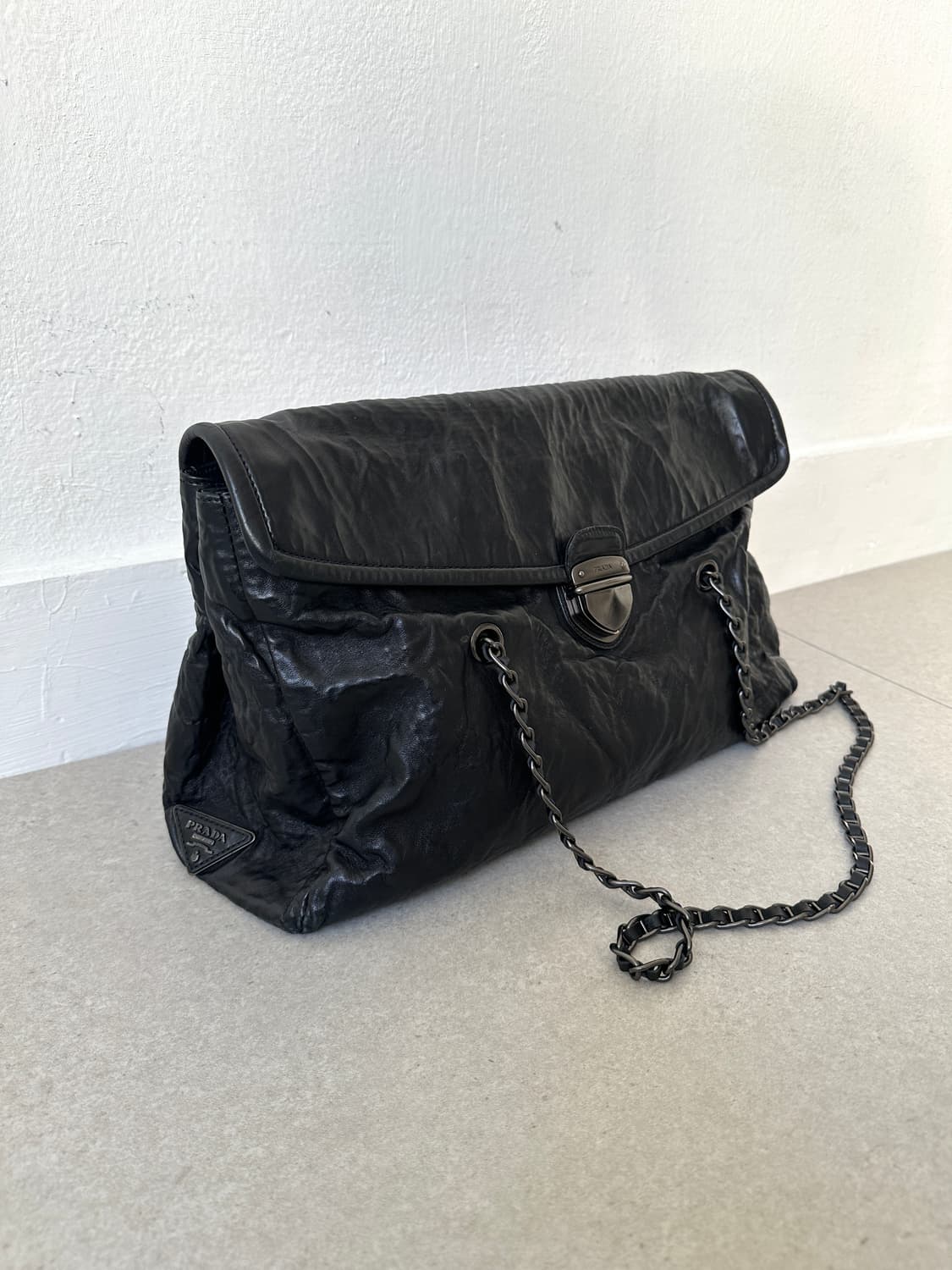 프라다 나파 레더 체인 숄더백 블랙 상품이미지5