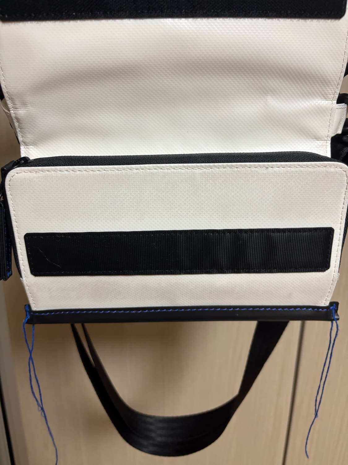 아더에러 크로스가방 판매합니다 상품이미지4