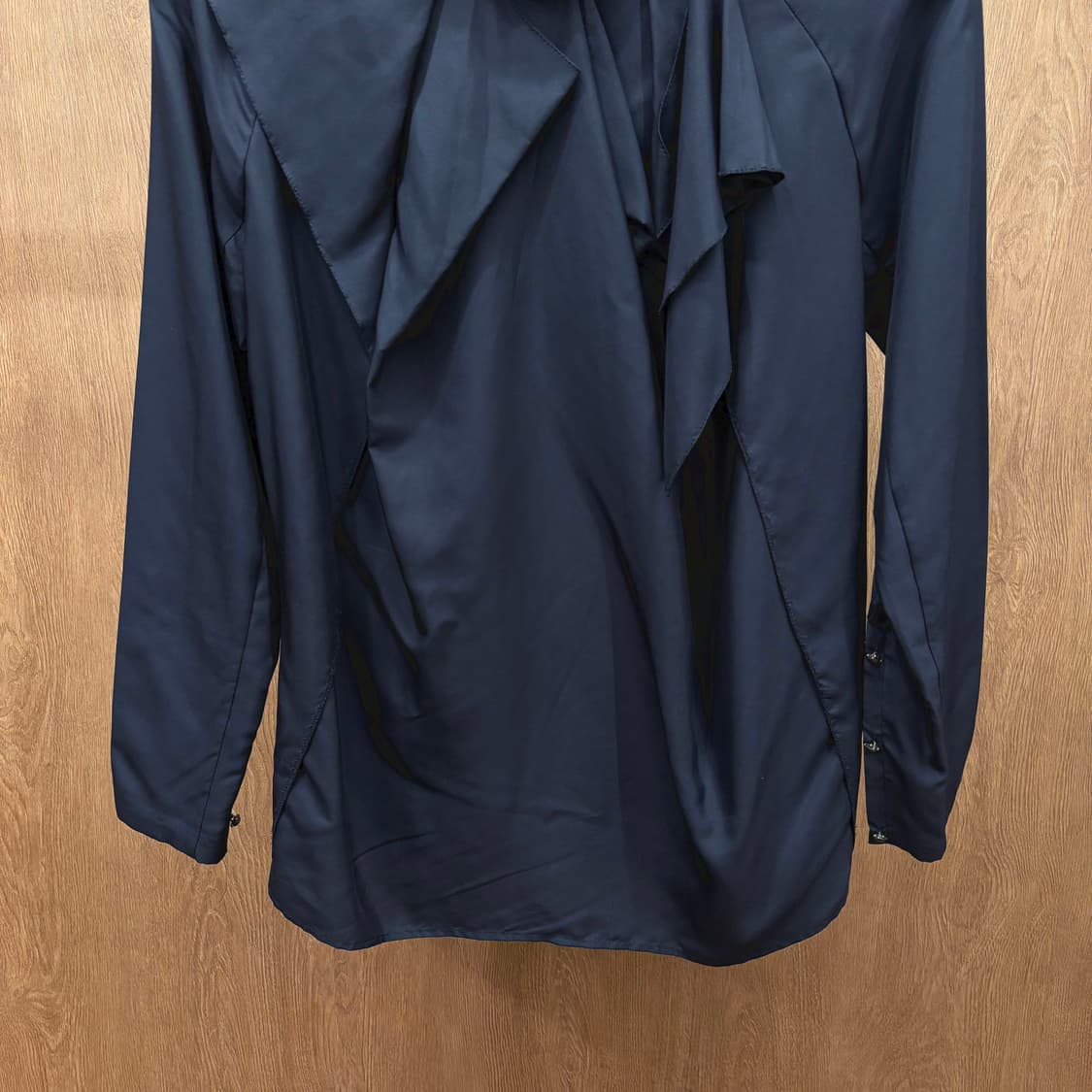 타임 타이넥 긴팔 새틴 블라우스 리본 커프스 디테일 레귤러핏 딥네이비 상품이미지5