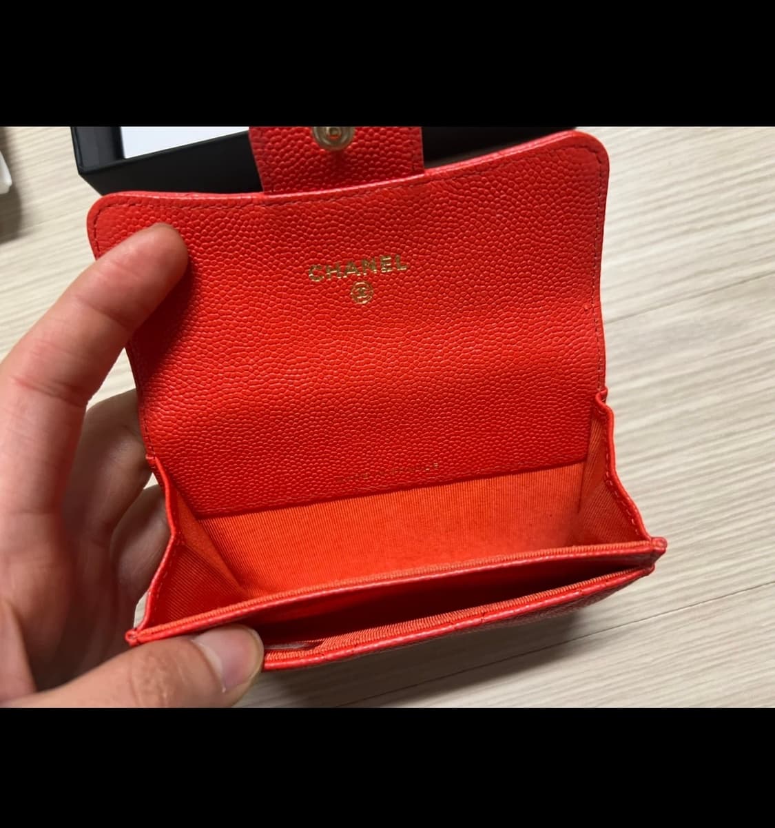 샤넬 클래식 카드지갑 캐비어 레드 금장 상품이미지6