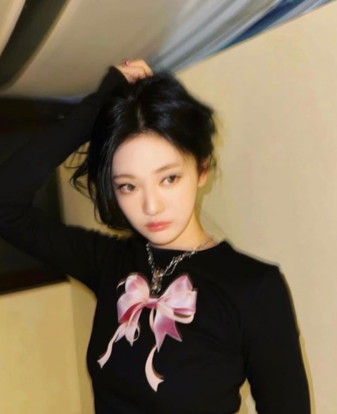 론론 롱슬리브 닝닝착용 상품이미지1