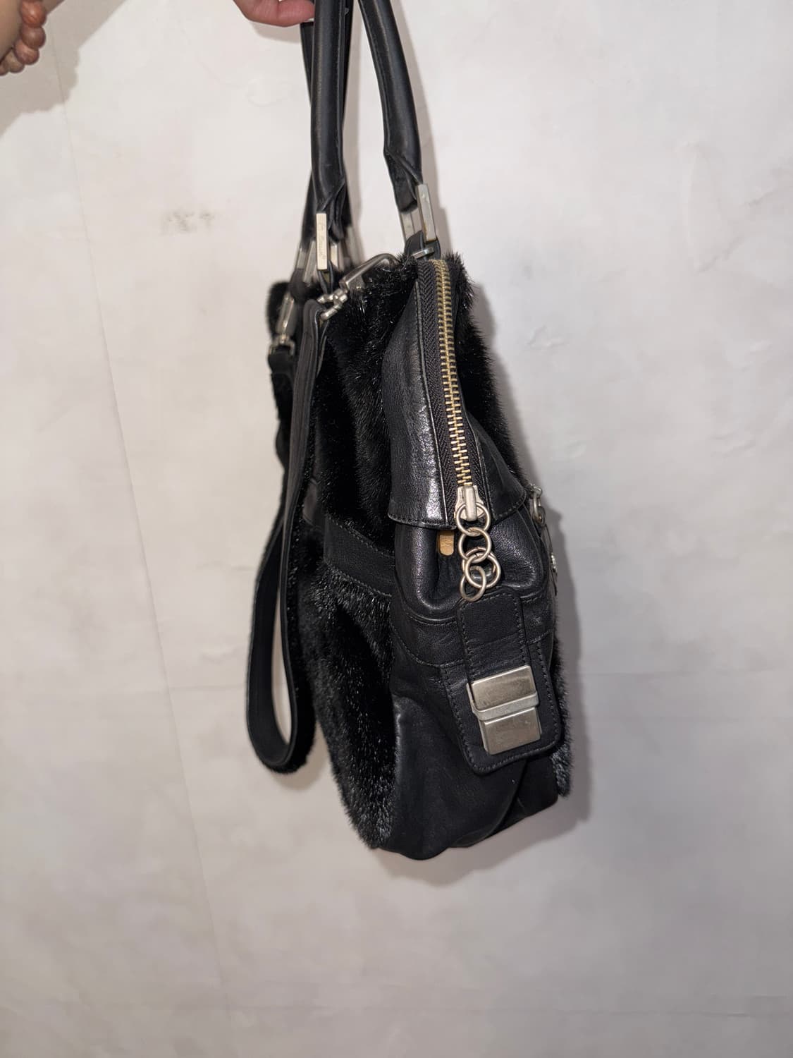 Black fur two ways buckled tote bag 상품이미지3