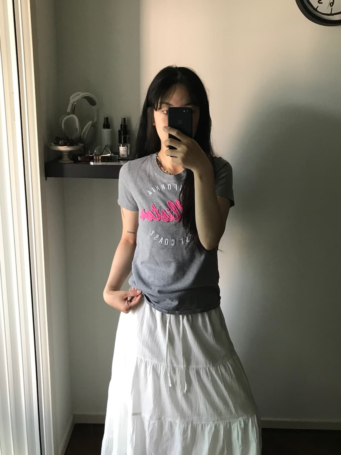홀리스터 중앙 자수 로고 그레이 반팔티 상품이미지3