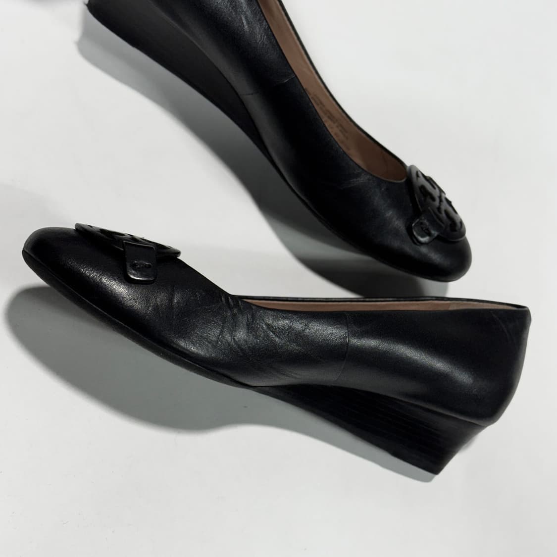 토리버치 밀러 웨지 펌프스 (BLACK) 상품이미지4