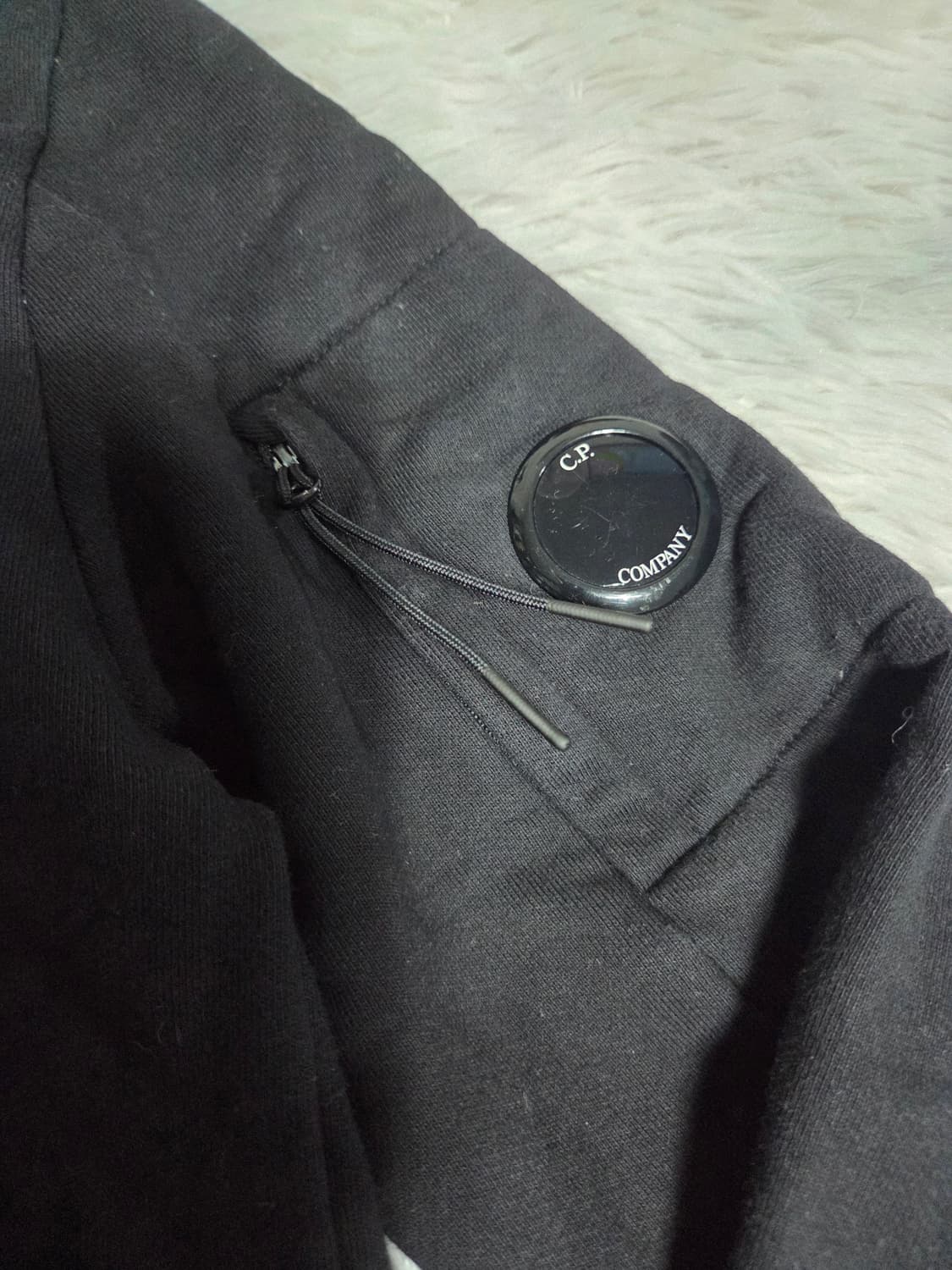 C.P. 컴퍼니 블랙 맨투맨 티셔츠 렌즈 상품이미지3
