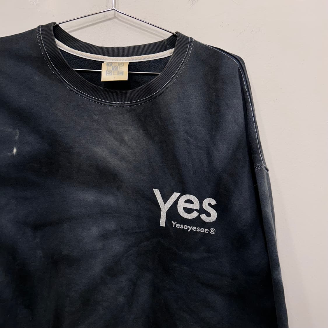 예스아이씨 스몰로고 나염 피그먼트 오버핏 맨투맨 상품이미지1