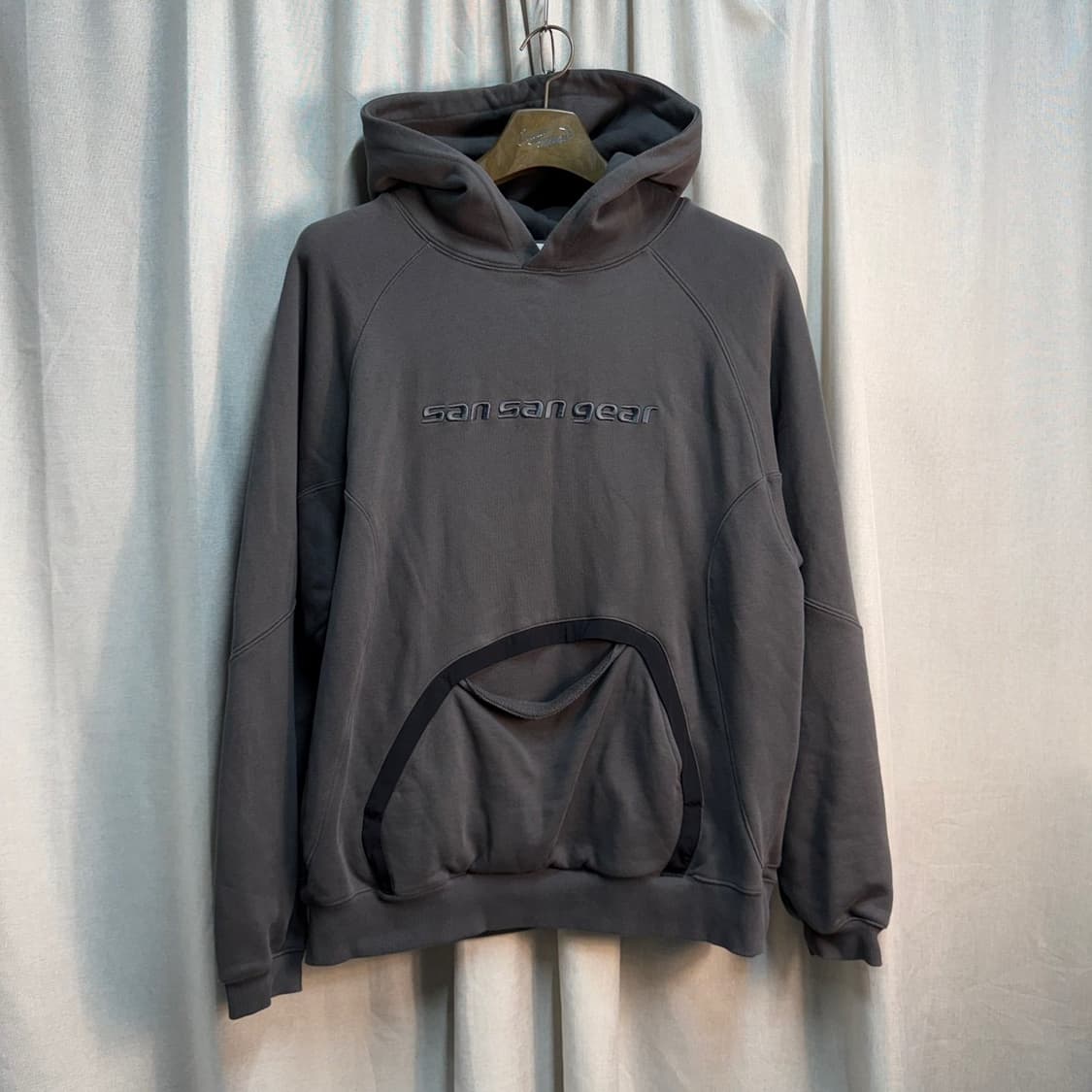 24fw 산산기어(SAN SAN GEAR) 테이프드 후드티 상품이미지2