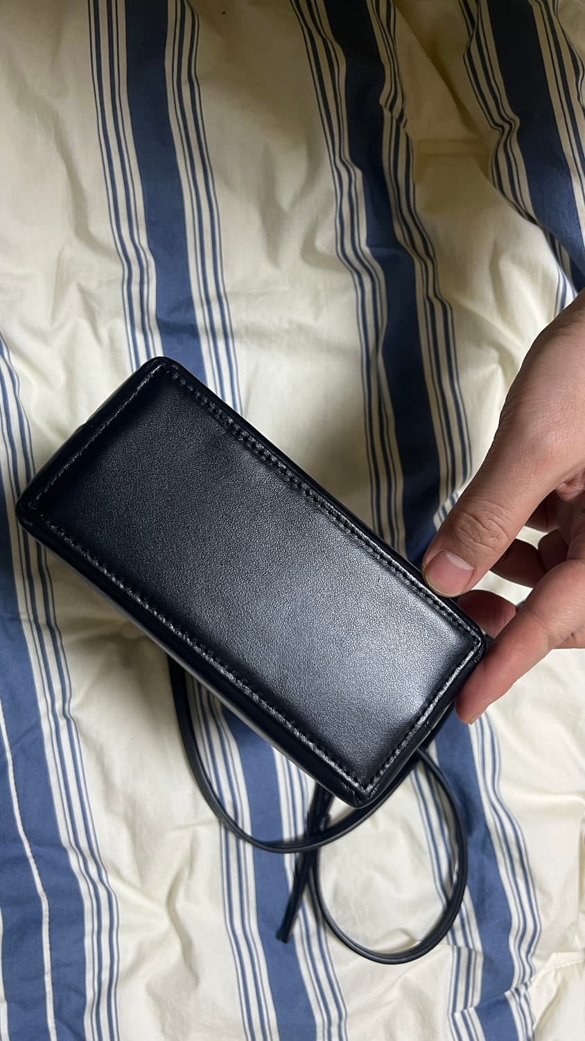 아모멘토 크로스바디 쿠보 백 블랙 cubo bag black 상품이미지5