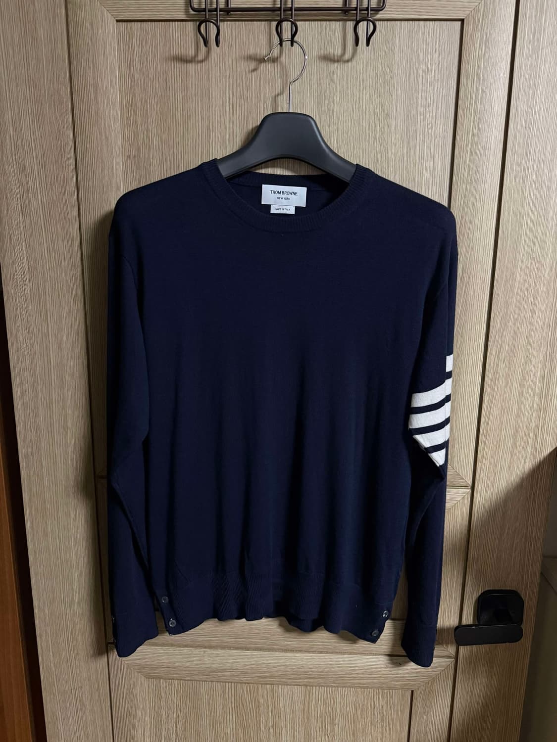 톰브라운 사선완장 메리노 울 니트 네이비 3 상품이미지1