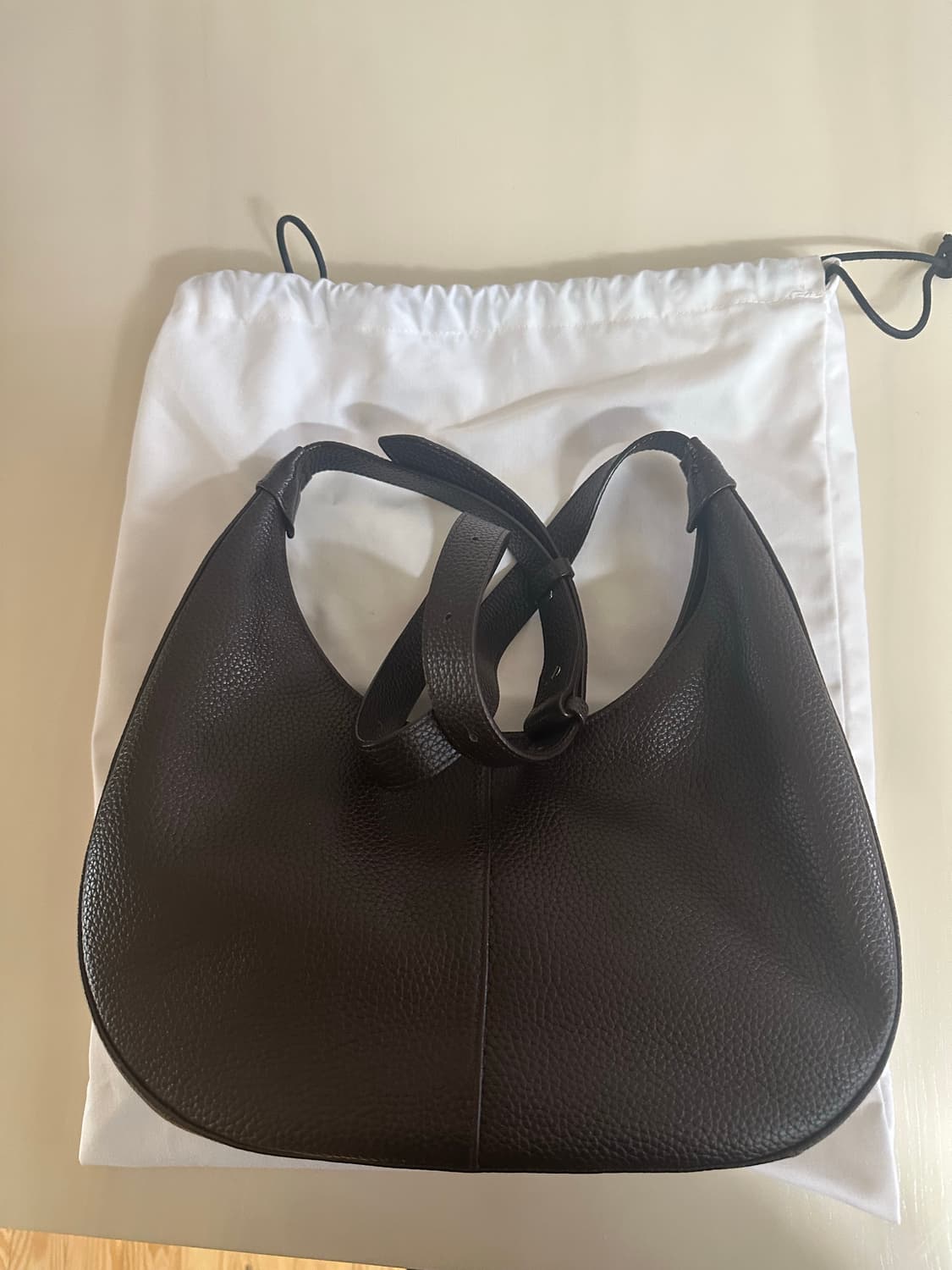 애프러프레이 크레센트 미니 레더백 브라운 상품이미지2