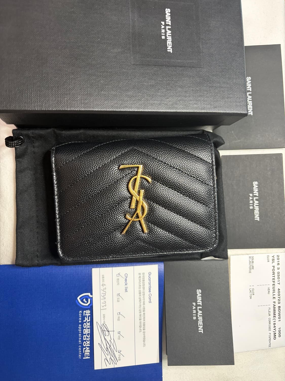 생로랑 모노그램 컴팩트 지퍼 어라운드 카프스킨 중지갑 골드 로고 & 블랙 상품이미지1