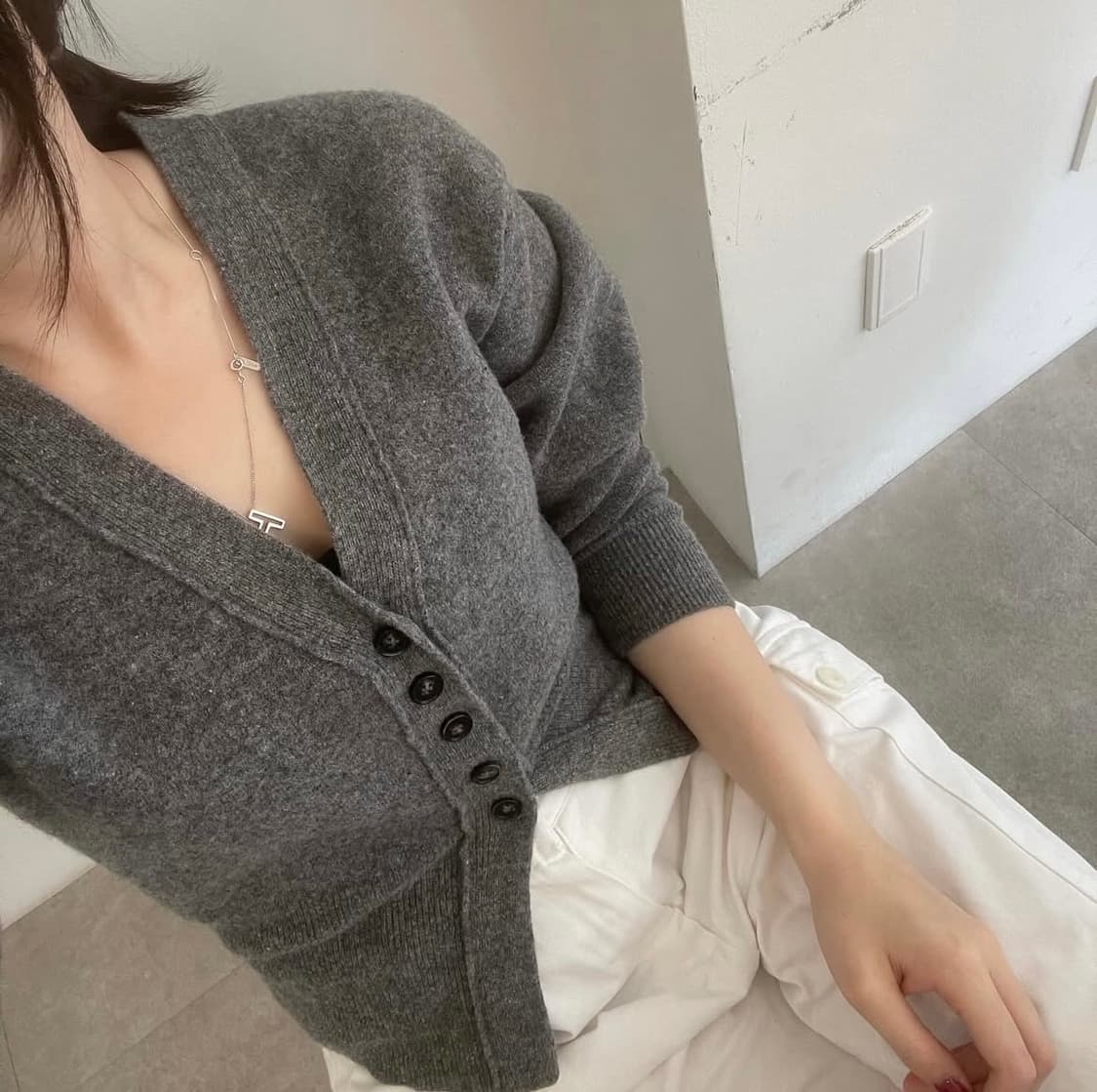 택O) 다이애그널 라운드 실루엣 울 가디건 다크 그레이 [윤아 착용] 상품이미지3