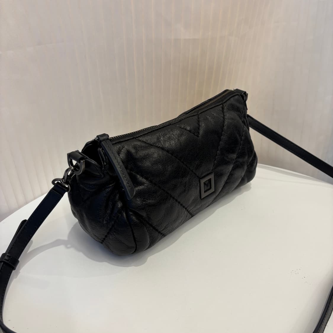 정품 루즈앤라운지 램스킨 크로스백    상품이미지4