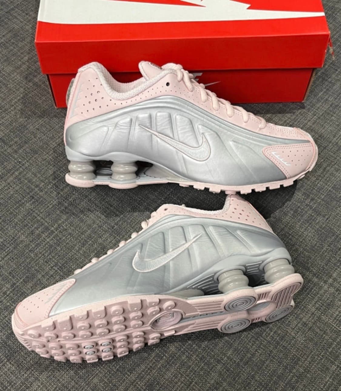 나이키 샥스 R4 W 베얼리 로즈 메탈릭 플래티넘 상품이미지2