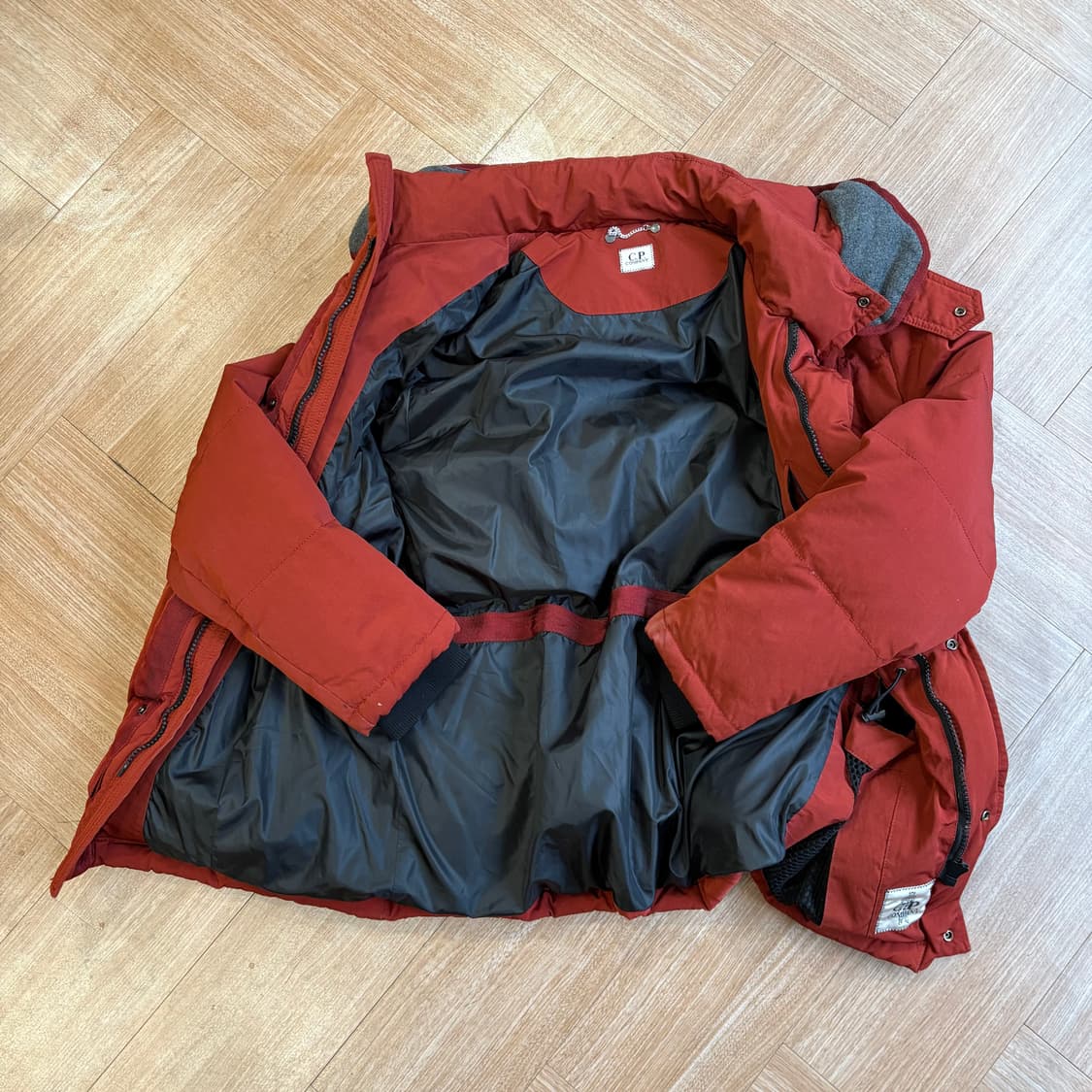 씨피컴퍼니 덕다운 레드 고글 후디드 푸퍼 자켓(탈부착) 상품이미지9