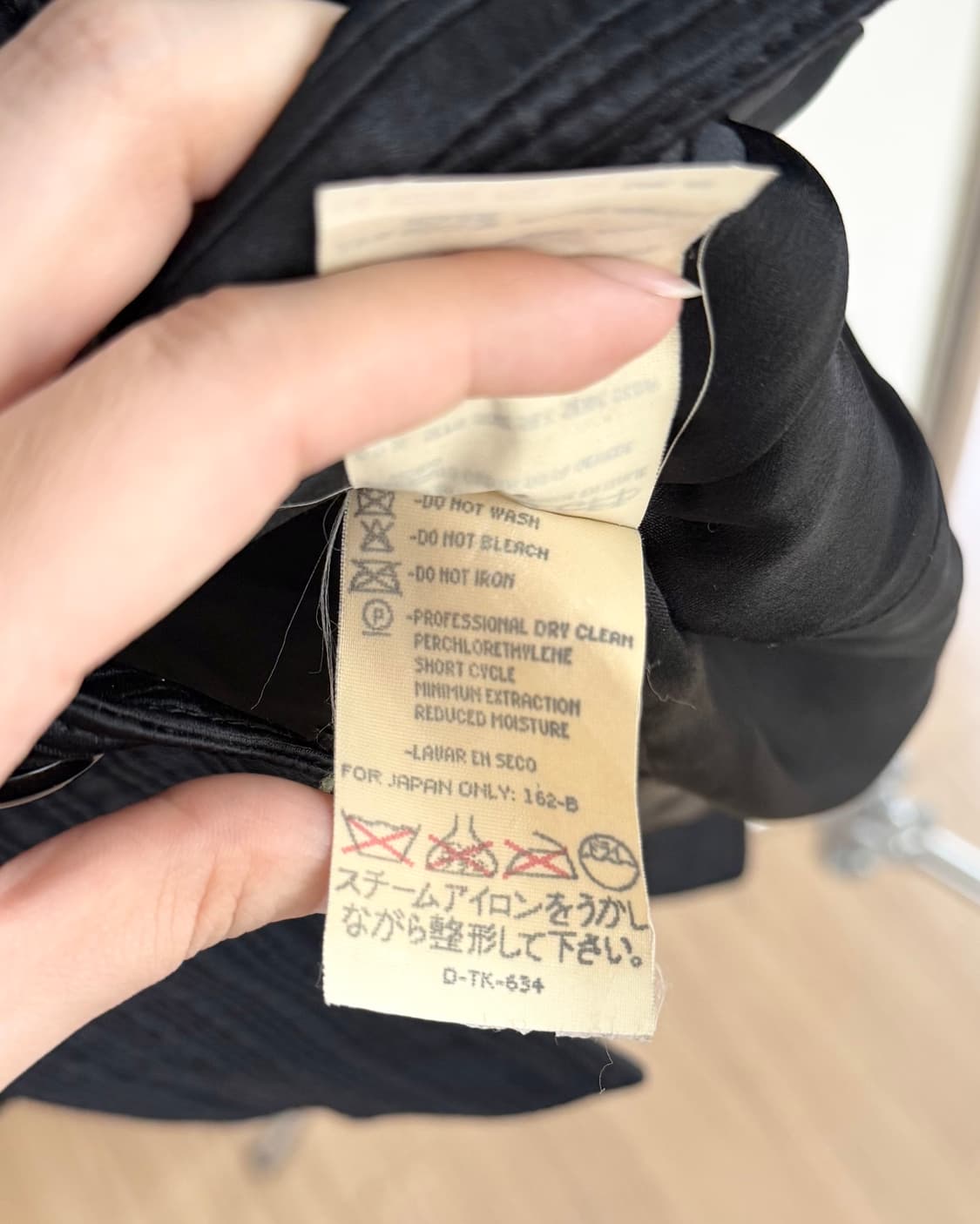  발렌티노 블랙 플리티드 자켓 상품이미지9