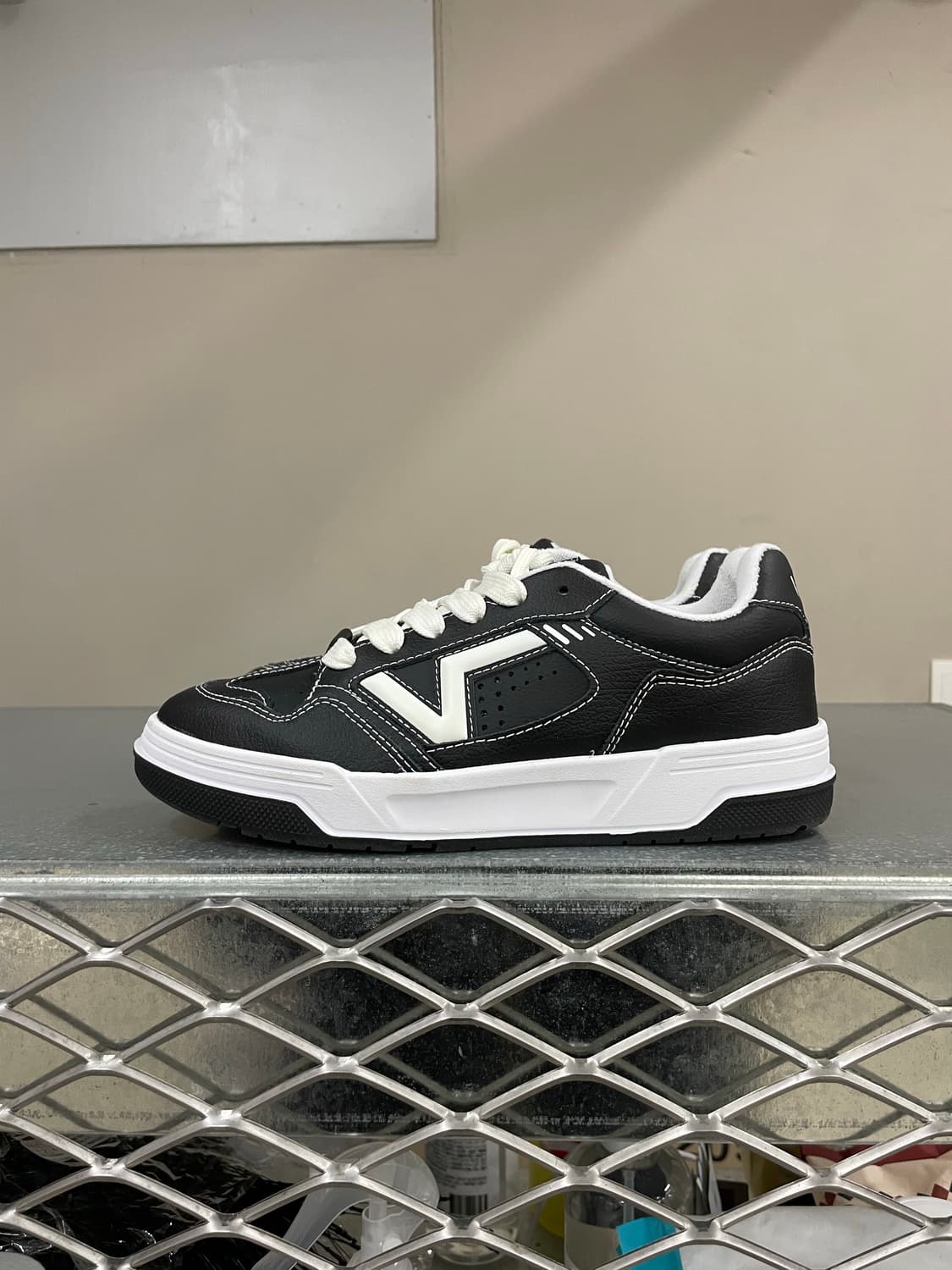 반스 업랜드 블랙 화이트 245 상품이미지1